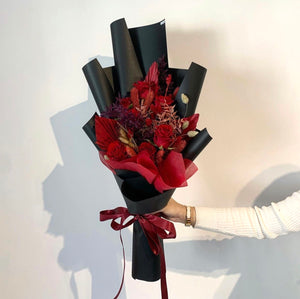Bild in Slideshow öffnen, &#39;Dark Rose&#39; Infinity Bouquet

